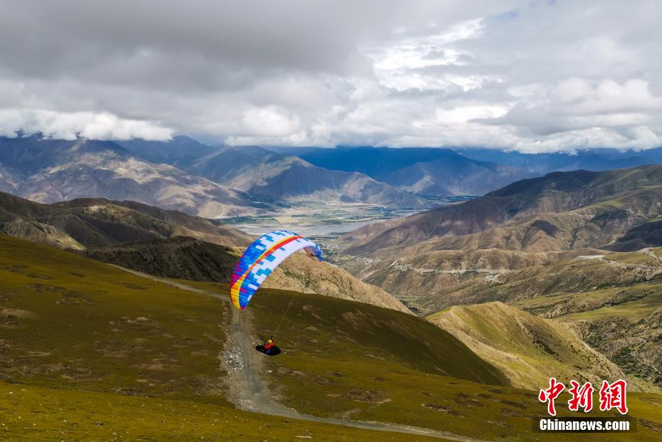 Осенний Тибет приветствует гостей красочными пейзажами  