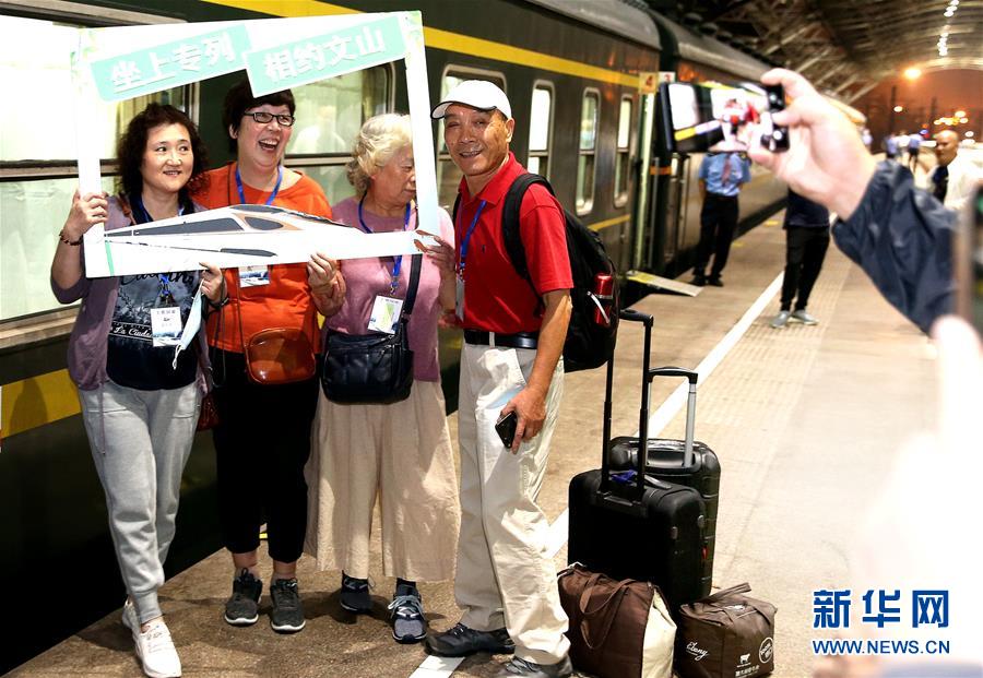 16 сентября туристы фотографируются на Южном железнодорожном вокзале Шанхая.