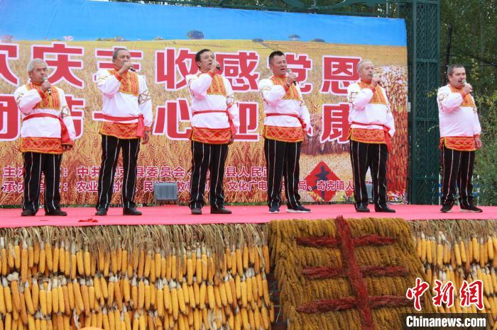 Первое в Китае русское село отмечает фестиваль урожая и приветствует среднезажиточную жизнь
