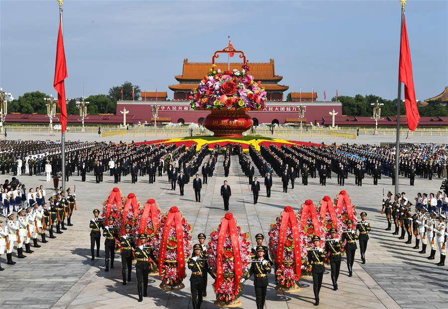 Си Цзиньпин почтил память народных героев на площади Тяньаньмэнь в Пекине