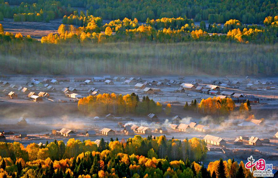Осенние пейзажи в синьцзянском районе Алтай