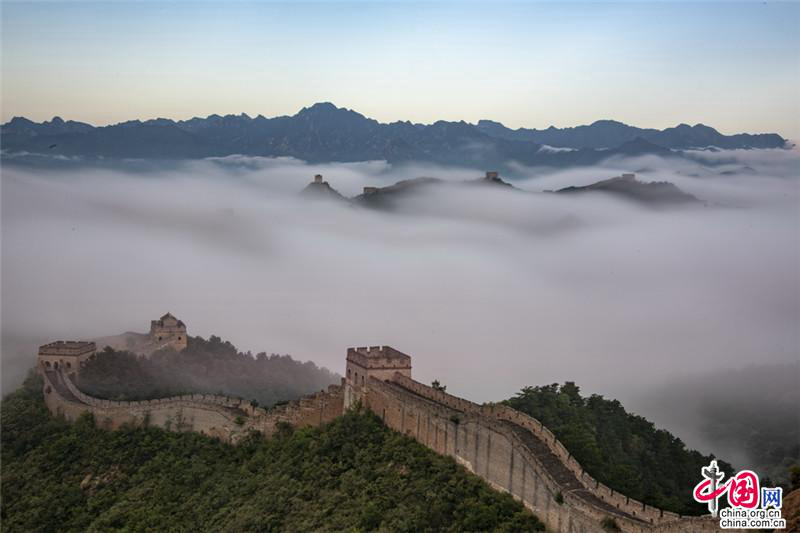 Море облаков на участке Великой китайской стены Цзиньшаньлин
