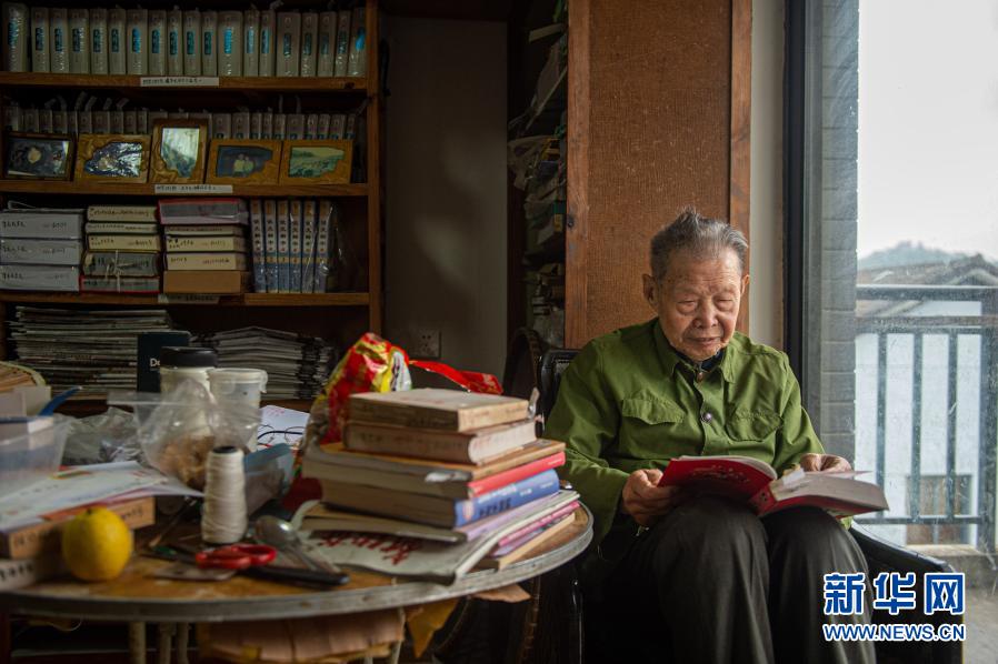 90-летний старик пожертвовал десятки тысяч книг