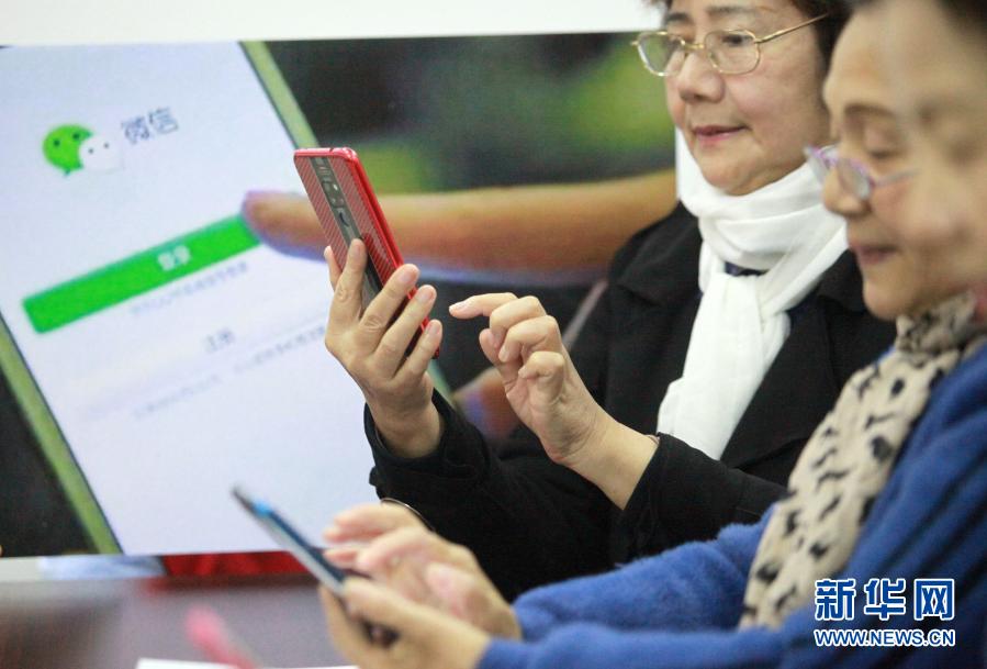 Пожилые люди пользуются благами «умной» жизни благодаря организованным в общинах занятиям по пользованию смартфонами 