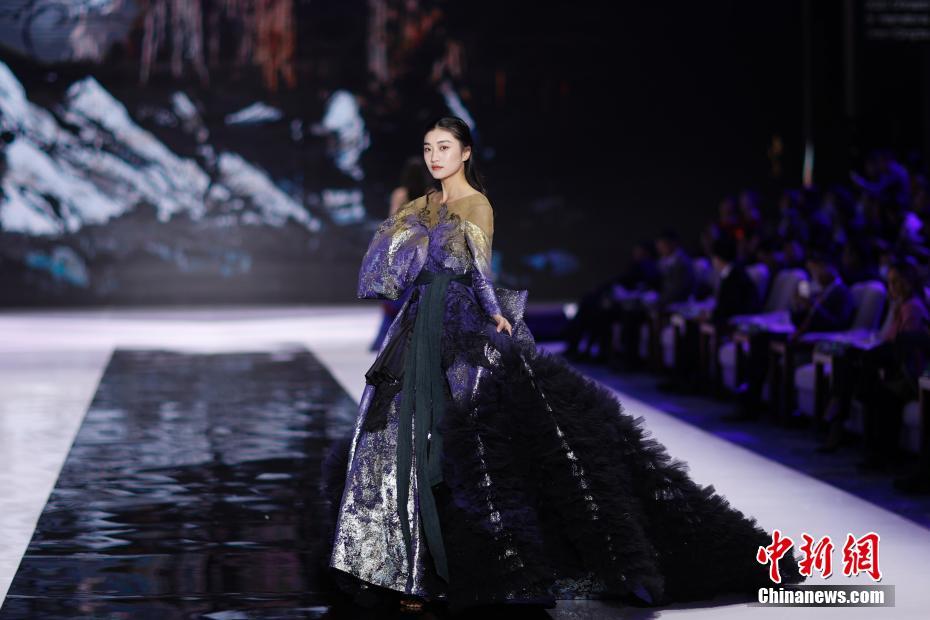 Циндао: китайско-итальянский модный показ на тему “Шелковый путь”