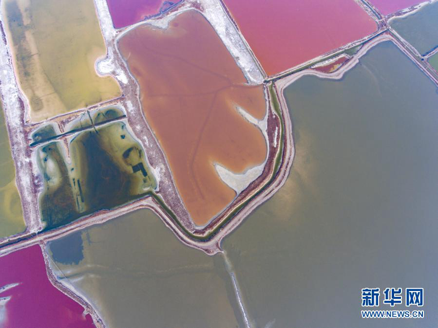 Зимнее соленое озеро в городе Юньчэн провинции Шаньси