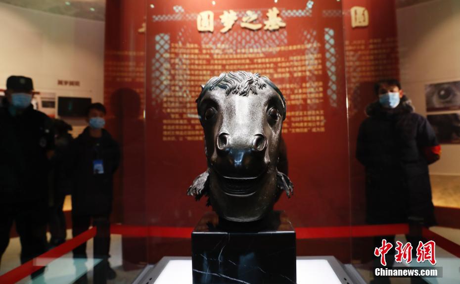 Потерянная зарубежом бронзовая статуя головы лошади вернулась в Парк Юаньминъюань