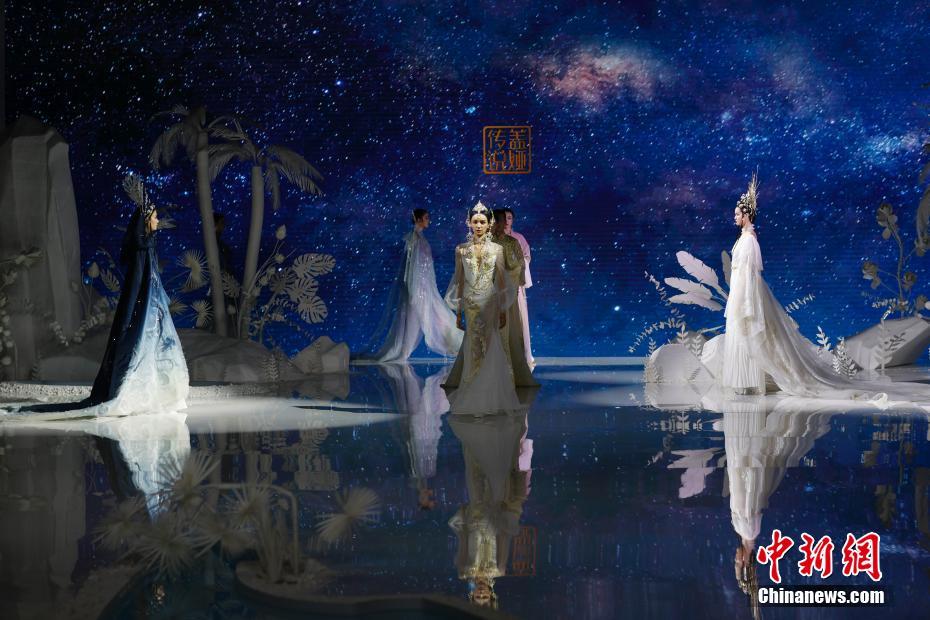 Показы в рамках  международной недели моды в Цзинане восхищают публику