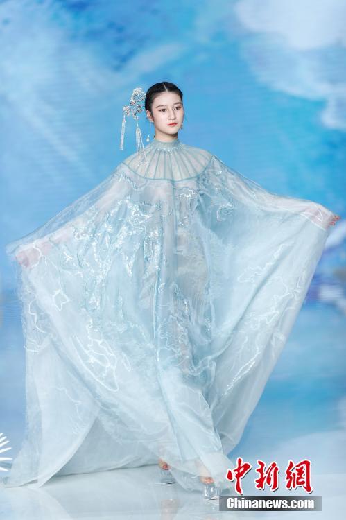 Показы в рамках  международной недели моды в Цзинане восхищают публику