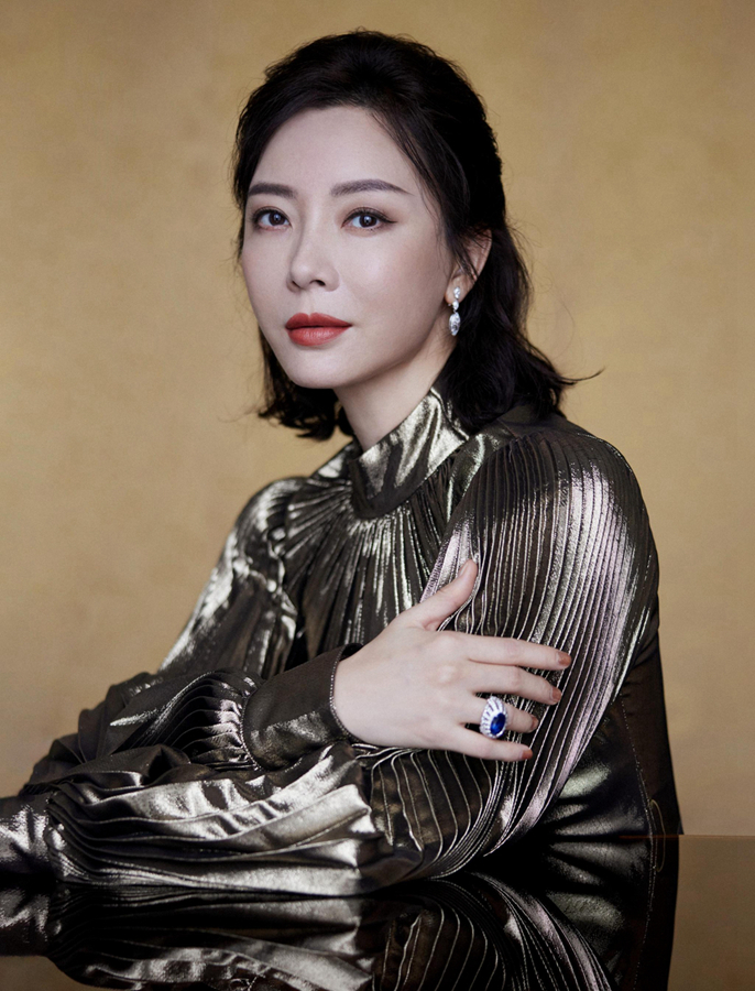Изящная артистка Чэнь Шу в золотом платье