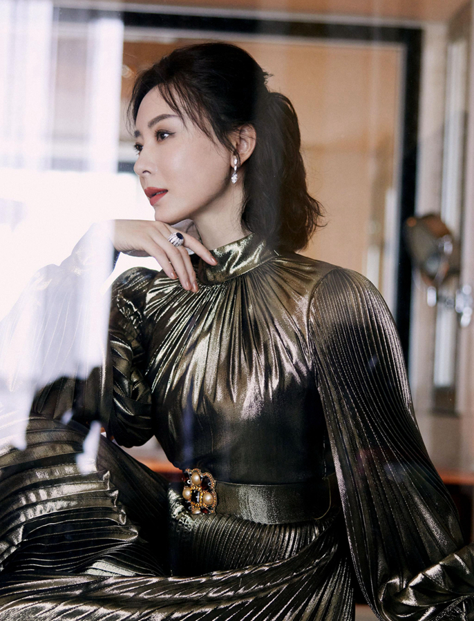 Изящная артистка Чэнь Шу в золотом платье
