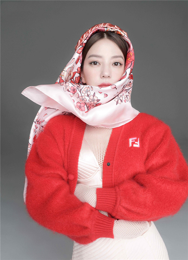 Чжао Вэй в стиле ретро украсила обложку модного журнала
