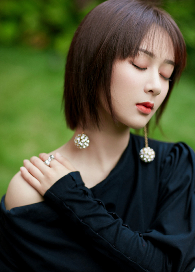 Элегантная Ян Цзы в черном платье