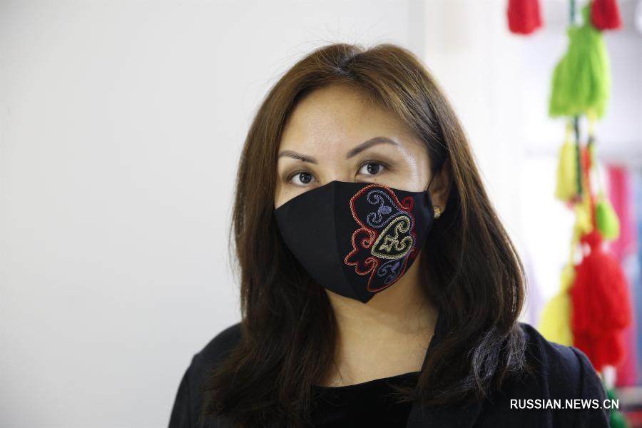 В Бишкеке начали производить дизайнерские маски для защиты от COVID-19 с национальным орнаментом