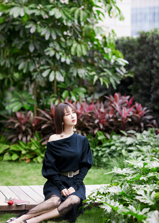 Элегантная Ян Цзы в черном платье