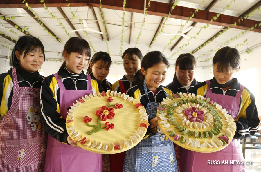Школьники уезда Гуанцзун лепят пельмени перед Днем зимнего солнцестояния 