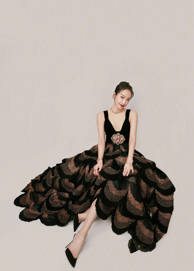 Элегантная актриса Сун Цянь