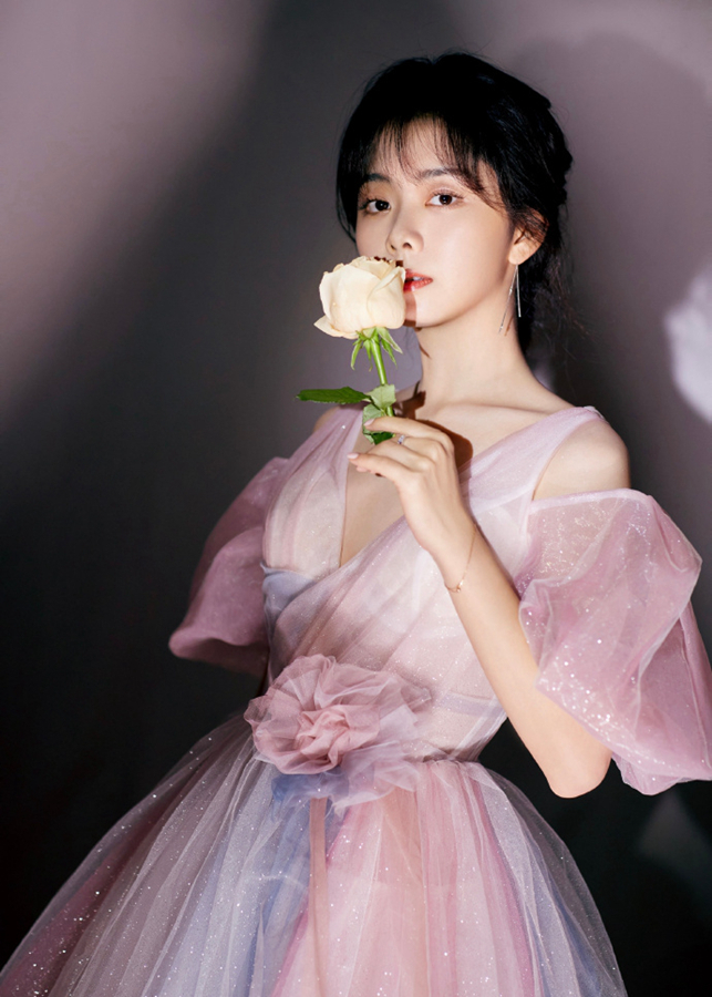Привлекательная актриса Тань Сунъюнь