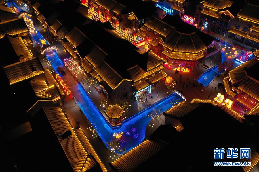 Разноцветные фонарики украсили город Ланьчжоу на берегу реки Хуанхэ