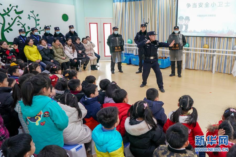 Дяди-полицейские в городе Нанкин провинции Цзянсу провели урок по безопасности в детском саду