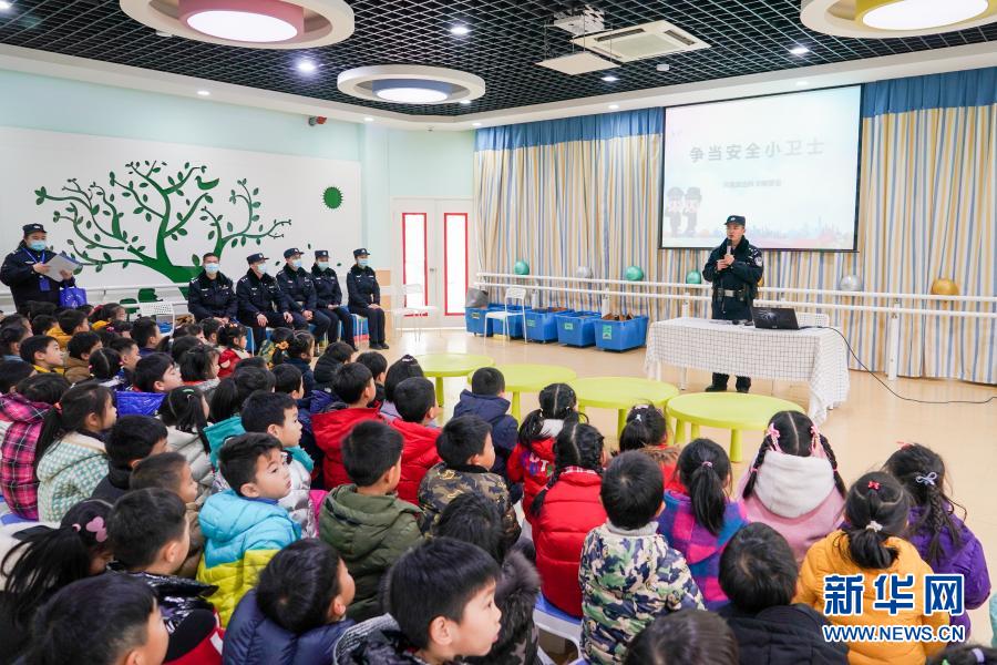 Дяди-полицейские в городе Нанкин провинции Цзянсу провели урок по безопасности в детском саду