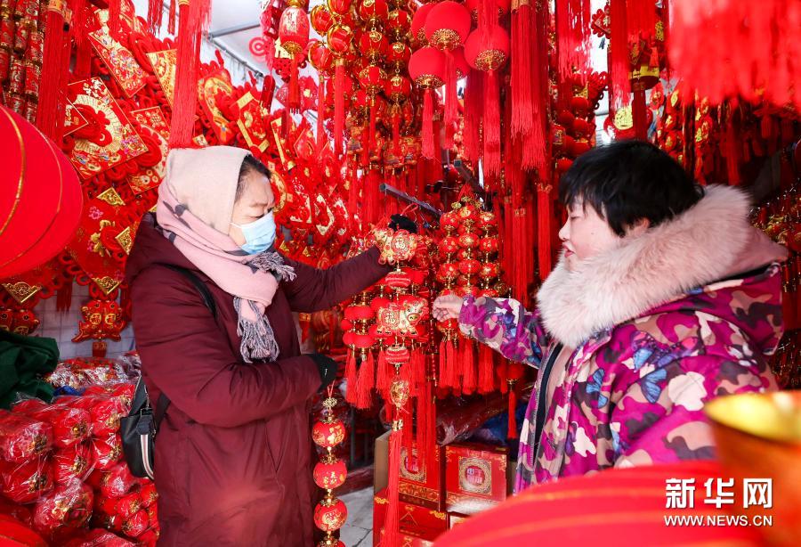 Традиционные новогодние товары хорошо продаются в городе Хуайань провинции Цзянсу