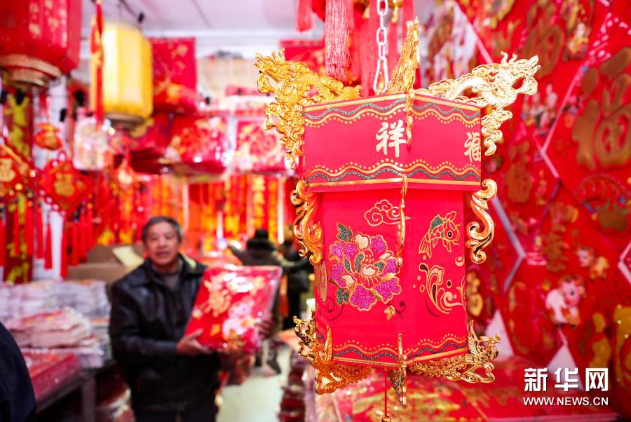 Традиционные новогодние товары хорошо продаются в городе Хуайань провинции Цзянсу