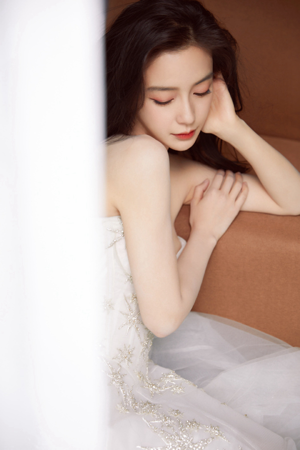 Очаровательная актриса Ян Ин в белом платье