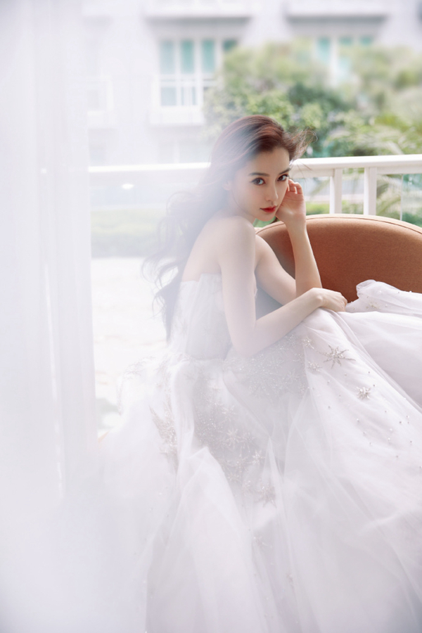 Очаровательная актриса Ян Ин в белом платье
