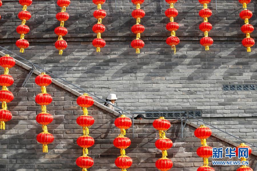 По случаю наступающего Праздника весны в районе Цзимо города Циндао провинции Шаньдун развесили красные фонари, всюду царит праздничная атмосфера. 