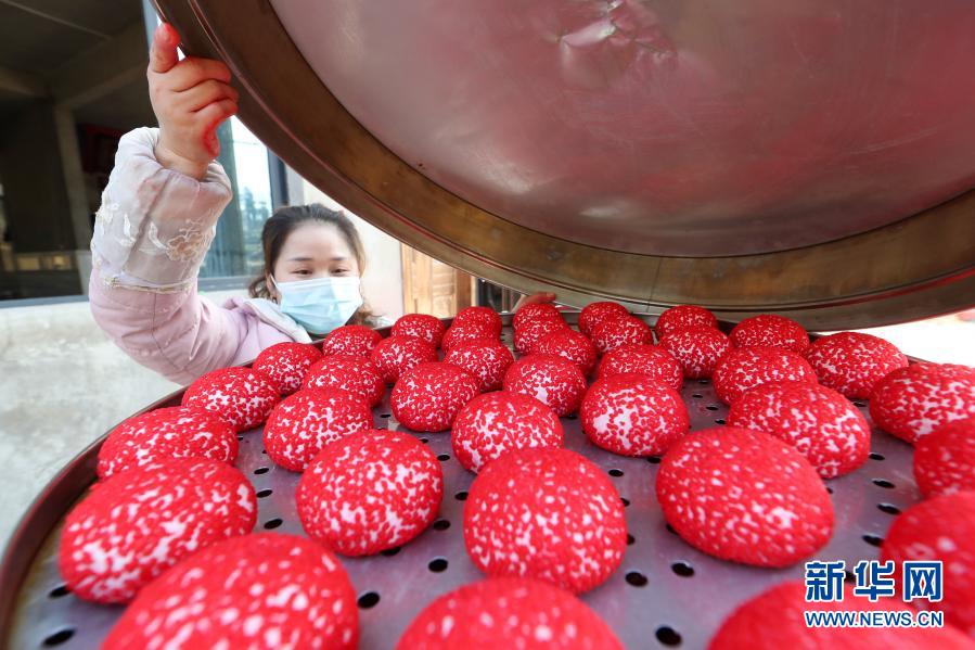 Ароматные красные лепешки и атмосфера праздника Весны в провинции Гуйчжоу