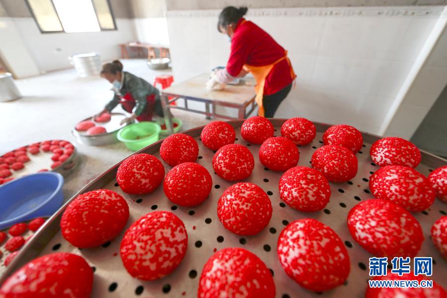 Ароматные красные лепешки и атмосфера праздника Весны в провинции Гуйчжоу
