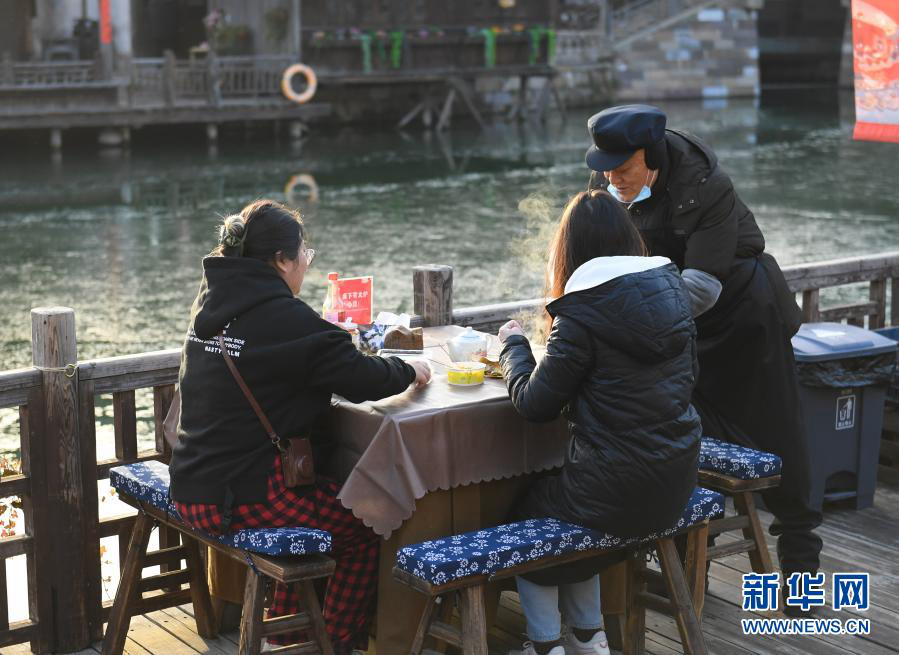 Зимний поселок на воде Учжэнь в провинции Чжэцзян