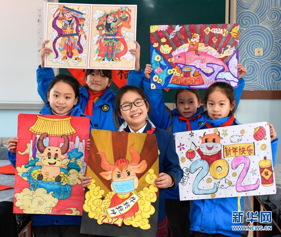Мероприятие в школе города Хучжоу провинции Чжэцзян, посвященное народным обычаям и встрече праздника Весны
