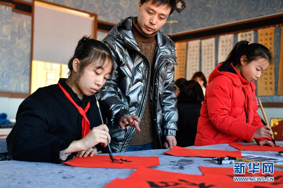 Мероприятие в школе города Хучжоу провинции Чжэцзян, посвященное народным обычаям и встрече праздника Весны
