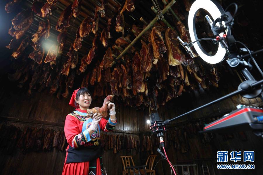 Прямая трансляция электронной коммерции способствует продаже хунаньской солонины в другие регионы накануне Праздника Весны