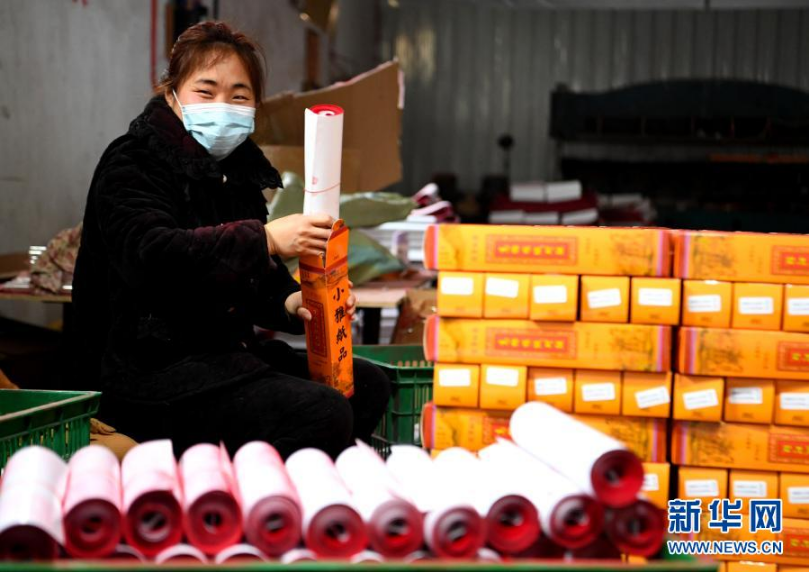 В Китае осуществляется активное производство парных надписей с новогодними пожеланиями