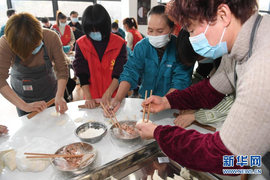 Рабочие останутся на праздник Весны в городе Хучжоу провинции Чжэцзян