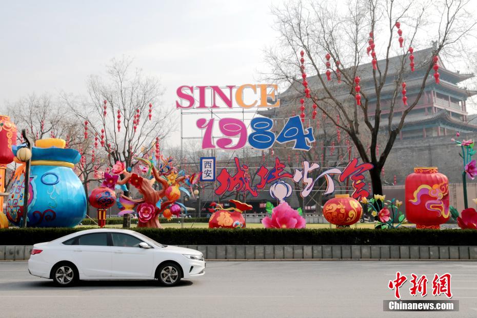 Площадь Юндинмэнь в городе Сиань в режиме подготовки к празднику Весны