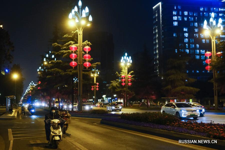 Красные фонарики украсили улицы Чэнду по случаю "Чуньцзе"