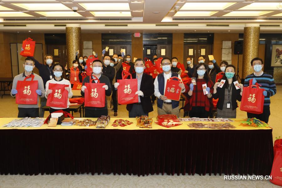 Генеральное консульство Китая в Нью-Йорке поздравило своих соотечественников с наступающим "Чуньцзе" новогодними наборами