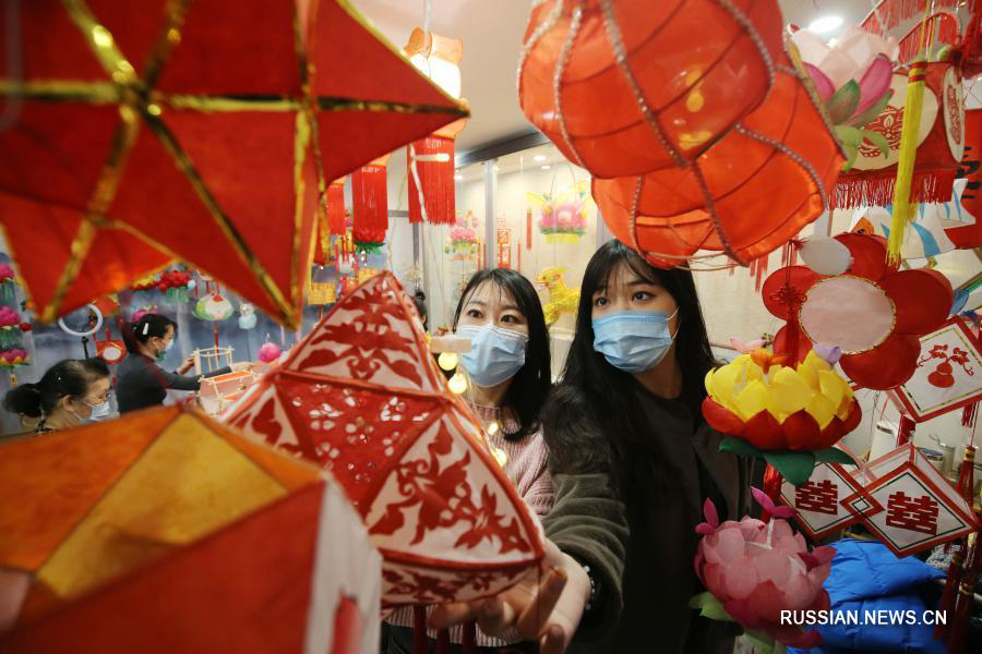 В провинции Шаньдун готовят фонарики к наступающему "Чуньцзе" 