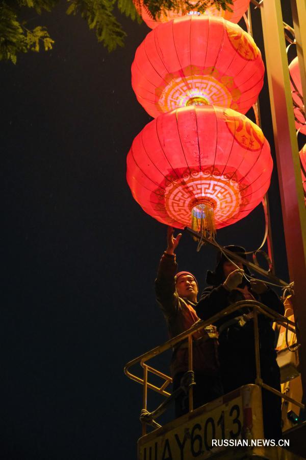Красные фонарики украсили улицы Чэнду по случаю "Чуньцзе"