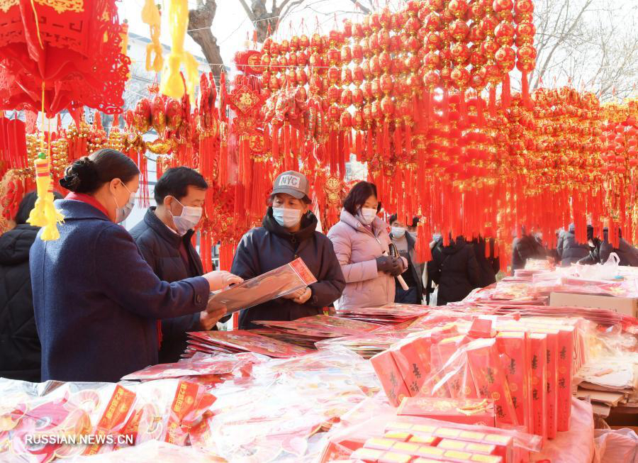 Ярмарка новогодних украшений в провинции Ганьсу