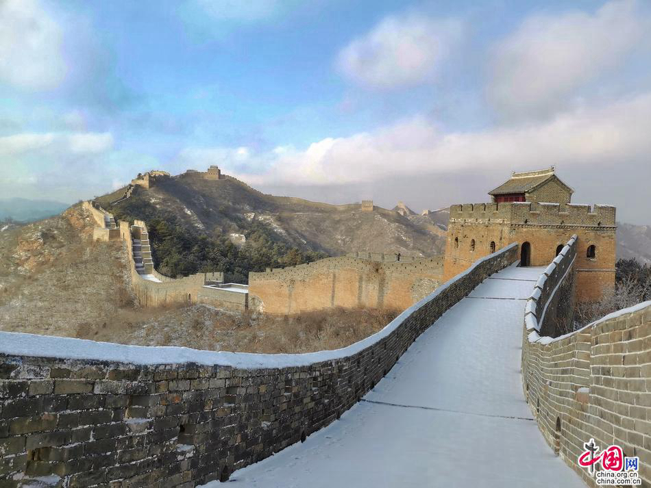 Участок Великой китайской стены Цзиньшаньлин после первого снега 2021 года