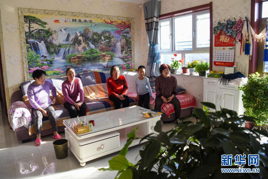Счастливая жизнь в синьцзянском селе Тоугунцзе дунцзунь у подножья гор Тяньшань