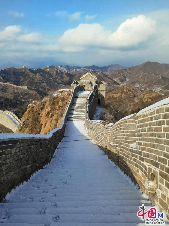 Участок Великой китайской стены Цзиньшаньлин после первого снега 2021 года