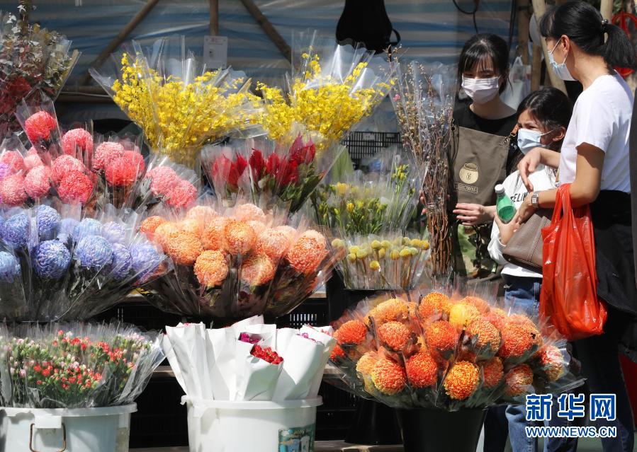Сянганцы выбирают цветы к Новому году