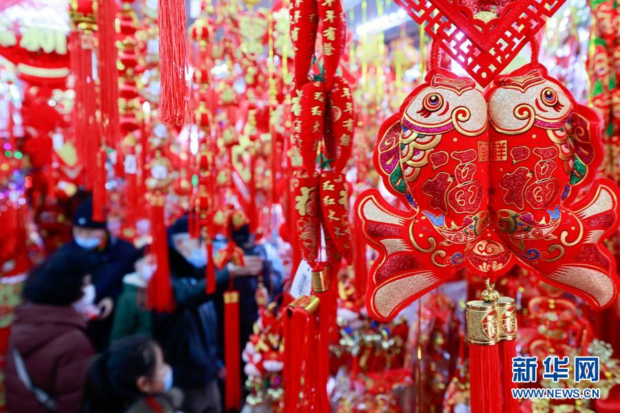 С приближением Весеннего фестиваля и Года Быка на рынках новогодних товаров в городе Таншань провинции Хэбэй идет оживленная торговля. Горожане покупают новогодние товары к Весеннему фестивалю.