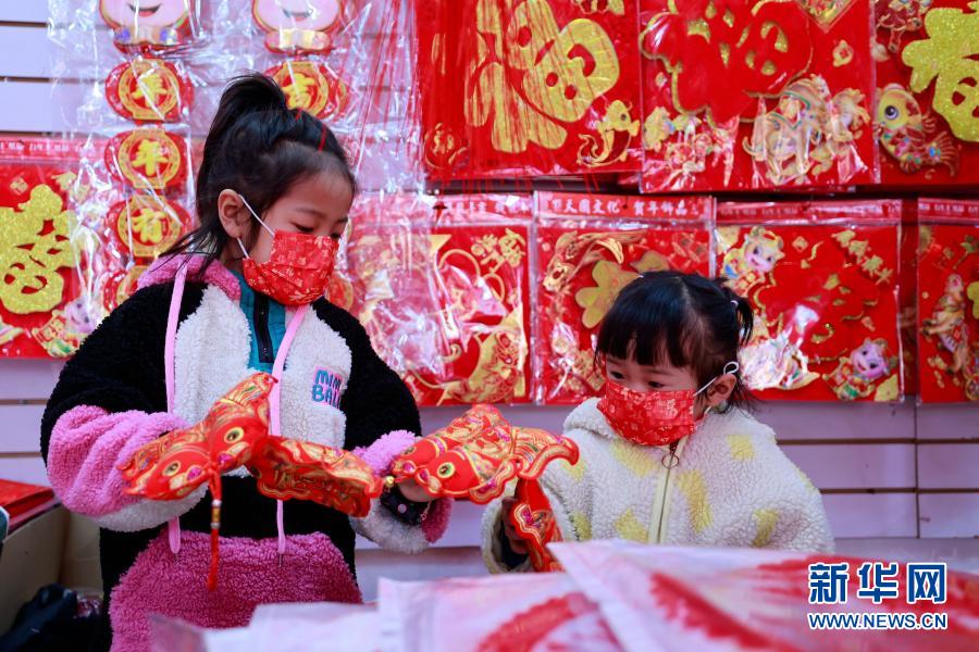 С приближением Весеннего фестиваля и Года Быка на рынках новогодних товаров в городе Таншань провинции Хэбэй идет оживленная торговля. Горожане покупают новогодние товары к Весеннему фестивалю.